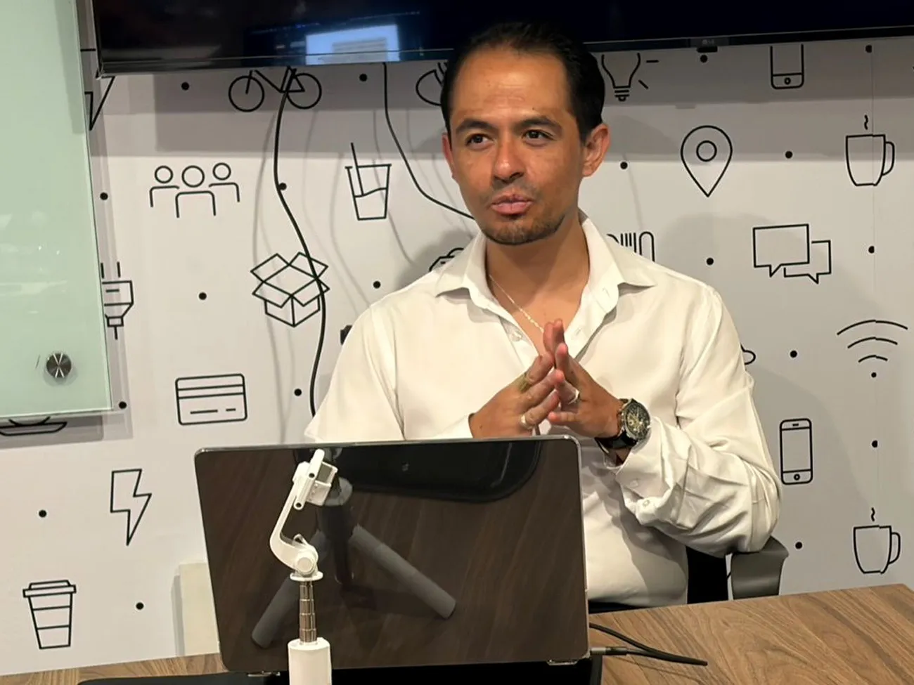 Salvador Villarreal durante una sesión de trabajo frente a una laptop.