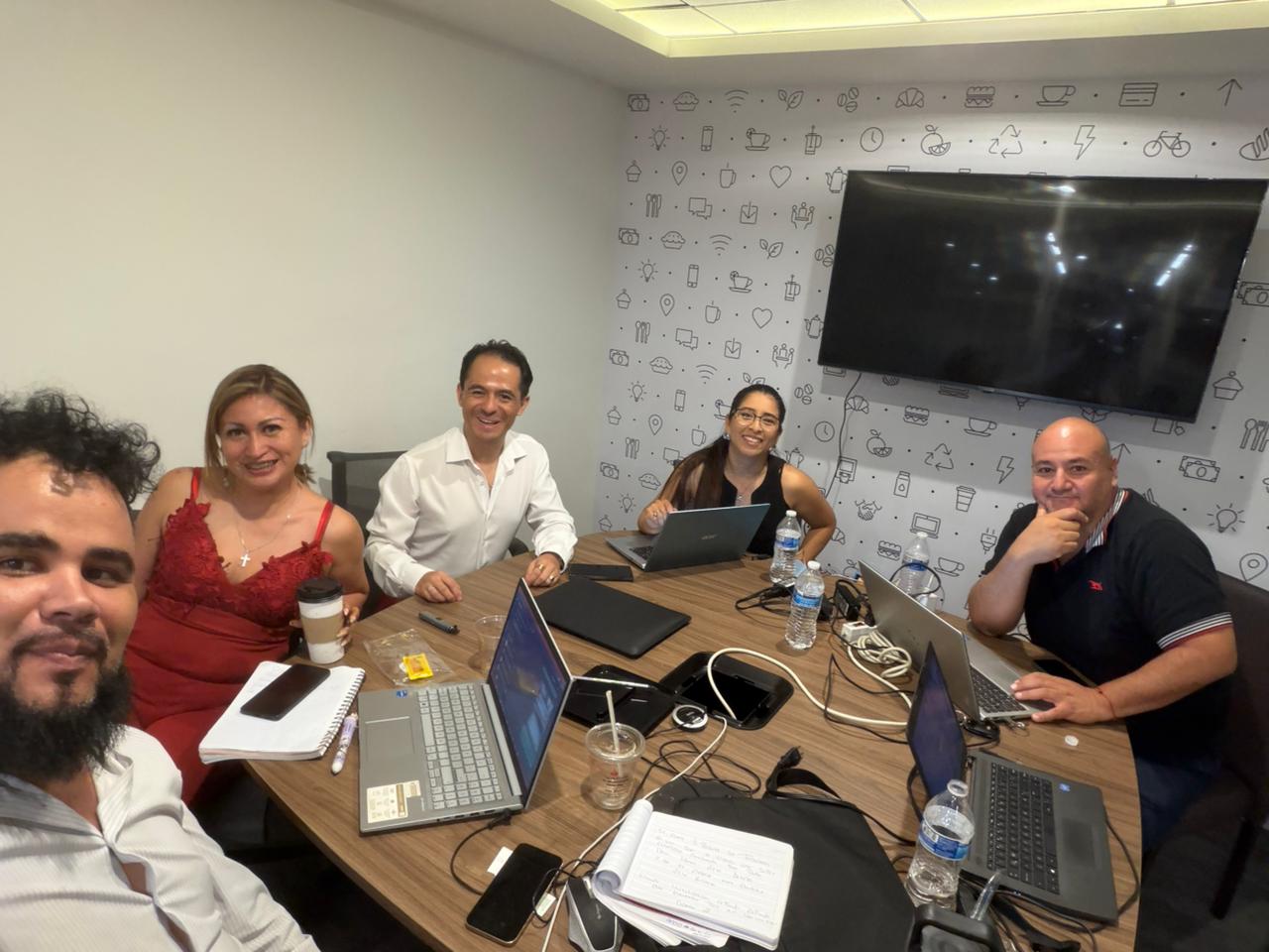Grupo de empresarios y directivos en una sesión de la Mesa Ejecutiva IA.