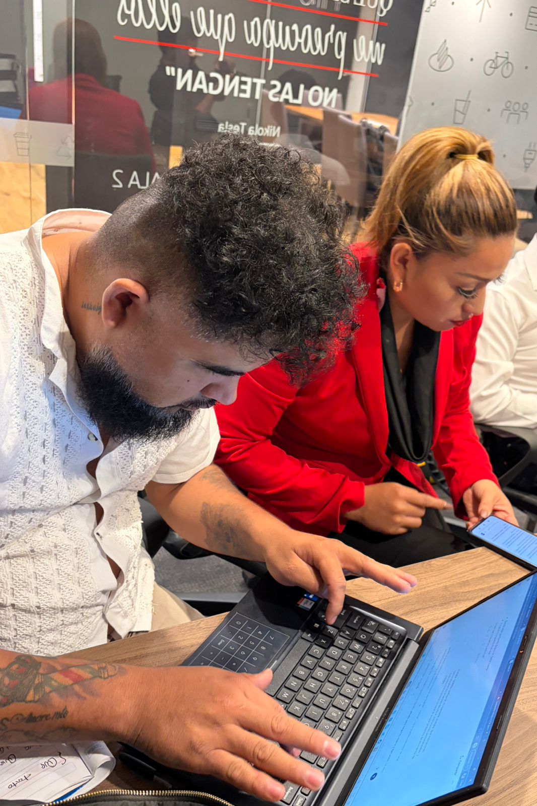 Empresarios trabajando en el roadmap de adopción de IA durante la Mesa Ejecutiva.